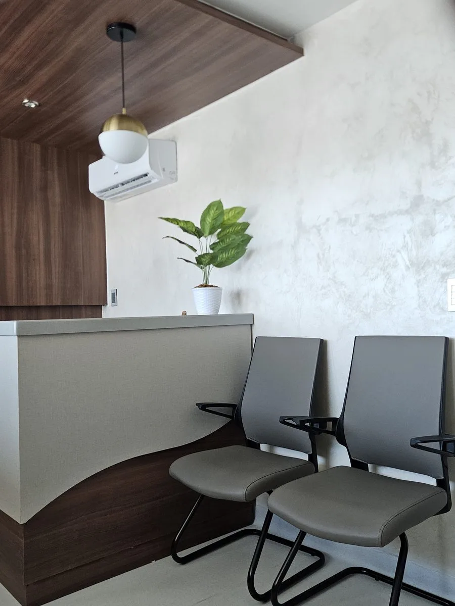 Sala de espera del consultorio, con sillas y recepción